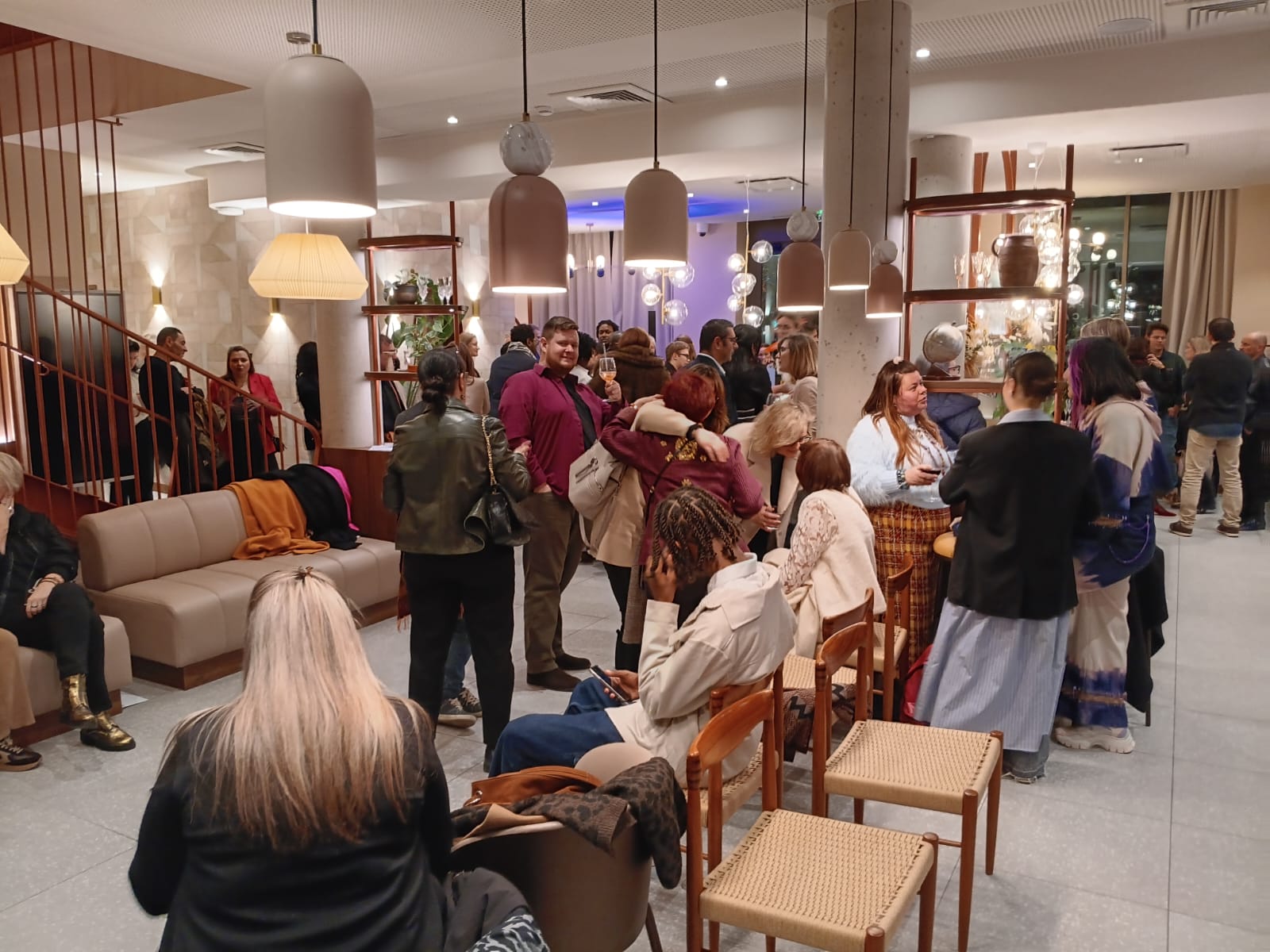 Cocktail networking dans un lounge élégant